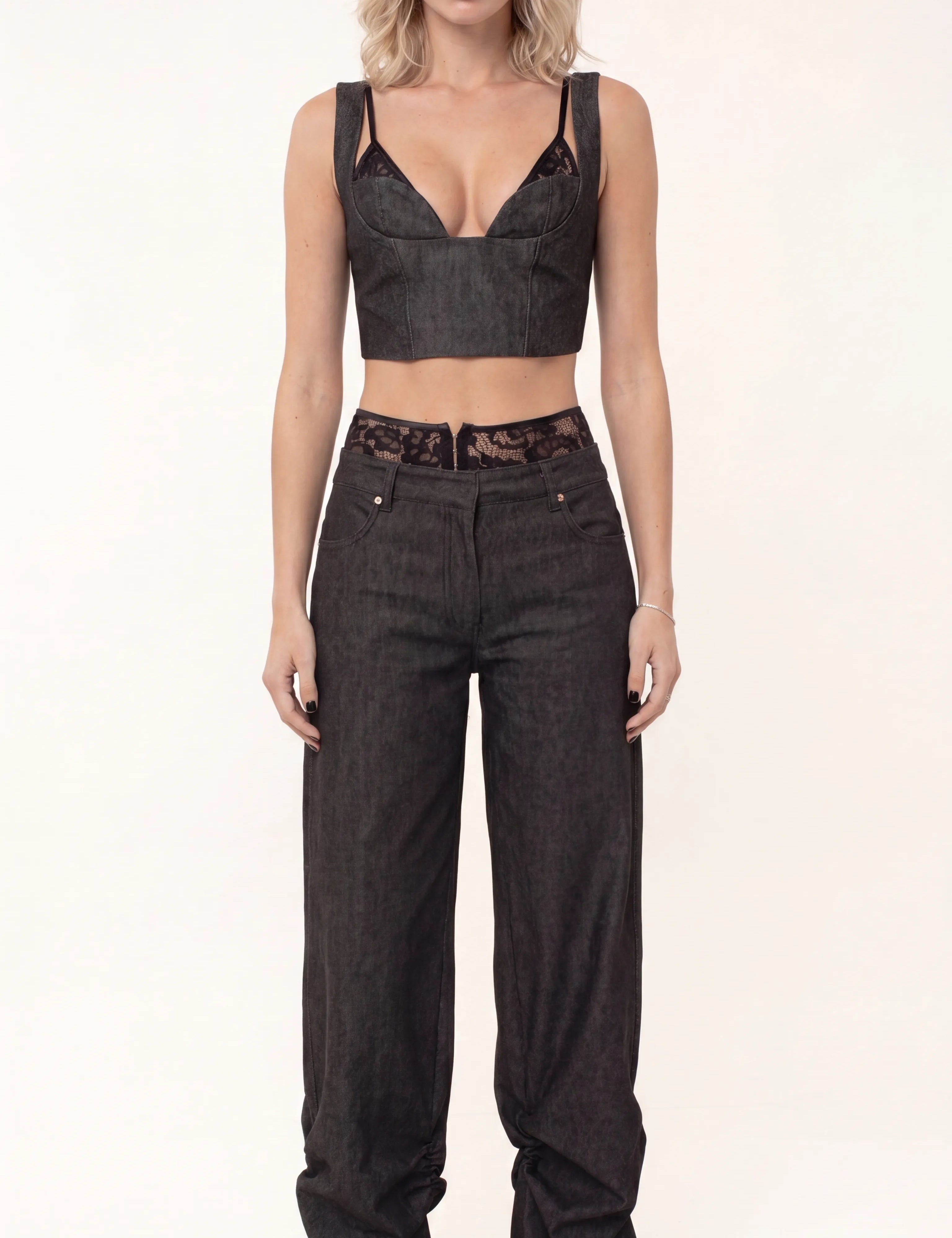 HF_TLC_EM_FULLBODY_TOPJEANS1.webp