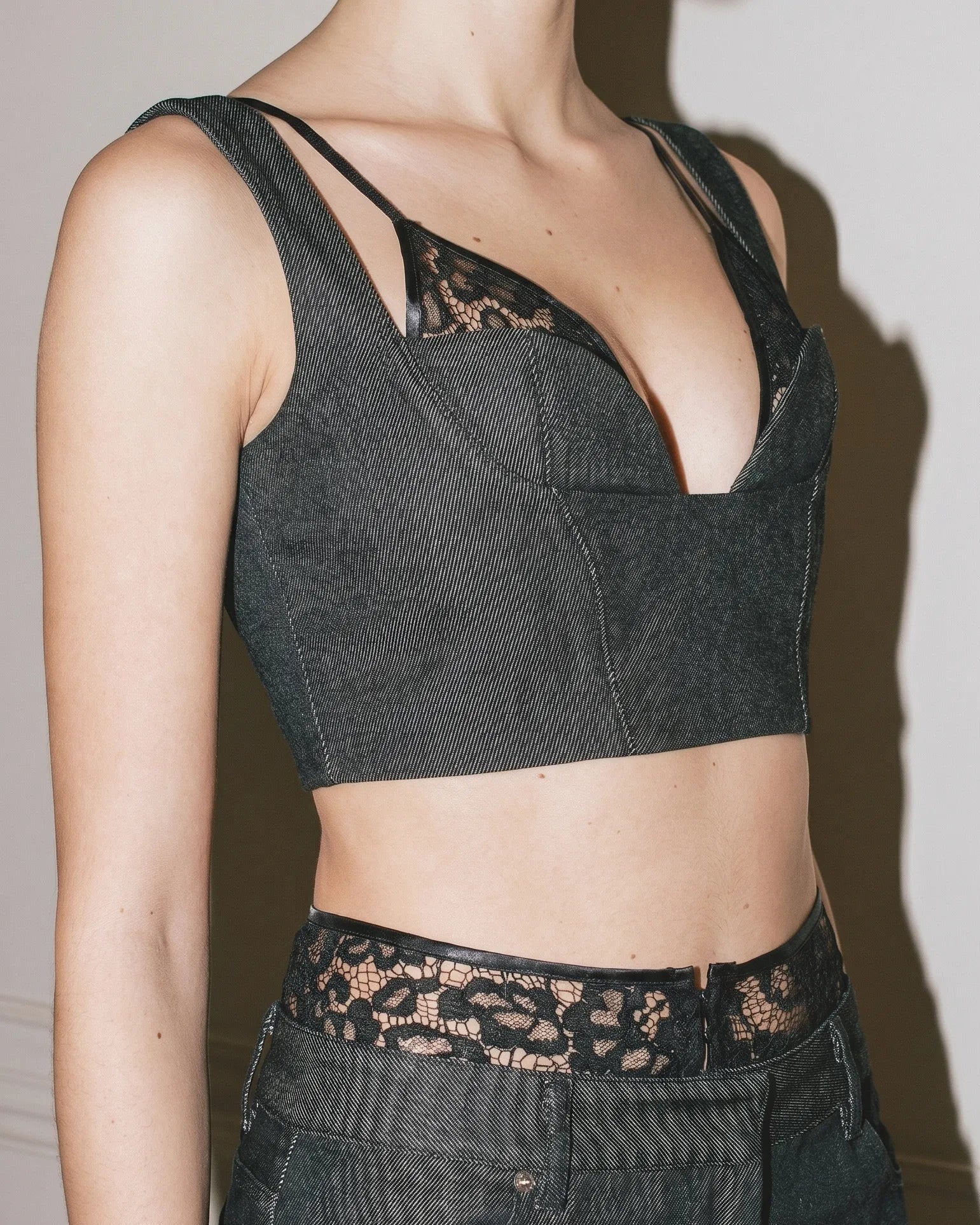 HF_TLC_EM_JEANS_TOP_CLOSE-UP1.webp